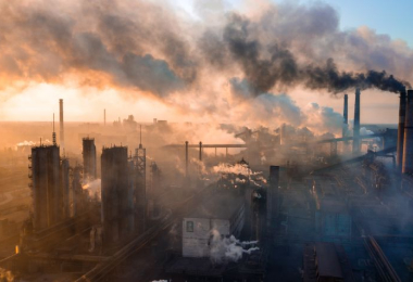 rifiuti che galleggiano sull'acqua